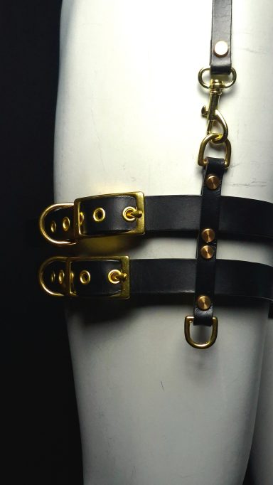 VegTan, poliertes Leder | Beinriemen | Messing | designed and handmade in Germany | Kinky Desire by DB 