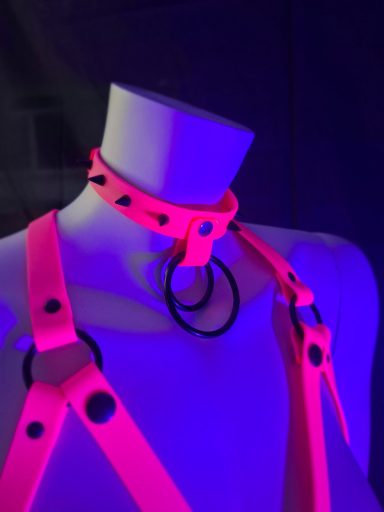 UV leuchtend | Schwarzlichtaktiv | Neon Harness | Festival Harness pink wasserfest, hautfreundlich